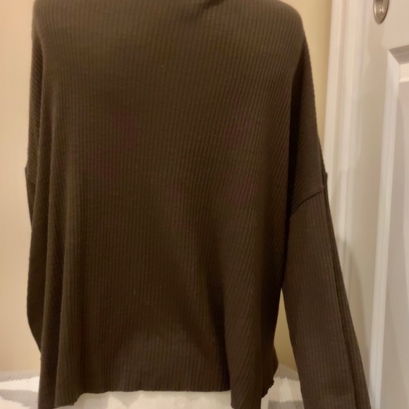 Long Sleeve Ribbed Crop Too - Picture 3 of 3